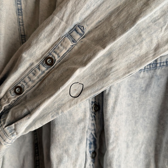 We The Free Tuck Denim Shirt Women’s Size Medium Oversized Fit Faded Blue - Picture 7 of 15